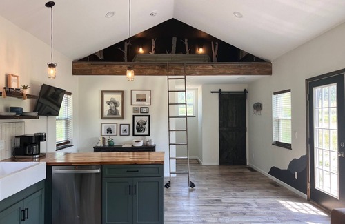 Lake George Cabina | Lil' White Buffalo - Tiny Lakehouse Glamping Cabin + RV Hookup