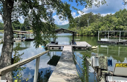 Hiawassee Cabaña | Lil White House con trampolín de agua