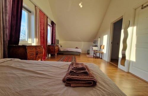 Farjestaden Casa | Lila rummet - Rum i familjärt boende, 1 tr upp - Sängkläder och handdukar ingår