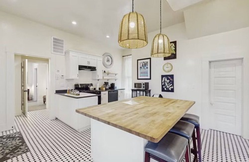 Old Town Eureka Apartamento | Lilac Victorian Downstairs-Spacious Water-View Apartment in Historic Old Town
