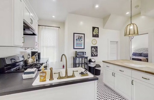 Old Town Eureka Apartamento | Lilac Victorian Downstairs-Spacious Water-View Apartment in Historic Old Town