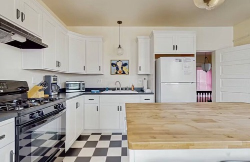 Old Town Eureka Apartamento | Lilac Victorian Upstairs-Water-View Retreat in the Heart of Old Town
