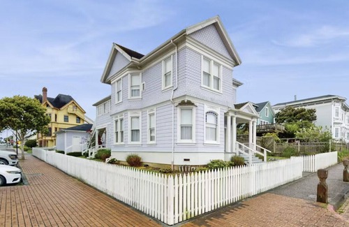 Old Town Eureka Apartamento | Lilac Victorian Upstairs-Water-View Retreat in the Heart of Old Town