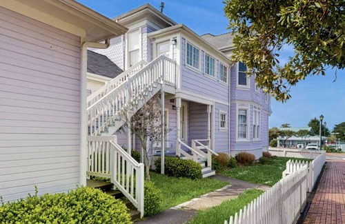 Old Town Eureka Apartamento | Lilac Victorian Upstairs-Water-View Retreat in the Heart of Old Town
