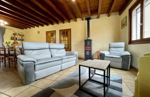 Alleyras Cama Y Desayuno | Habitación Lilas en Alleyras - Se admiten mascotas, Mesa de huéspedes, Amplio terreno