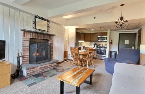 Killington Apartamento | LilBear- AC, Pool, Sauna, Hot Tub, Near Resort