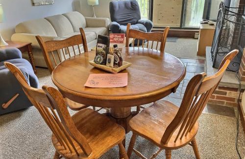 Killington Apartamento | LilBear- AC, Pool, Sauna, Hot Tub, Near Resort