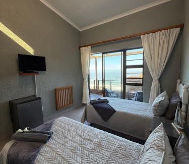 Dana Bay Cama Y Desayuno | Lilies & Leopards