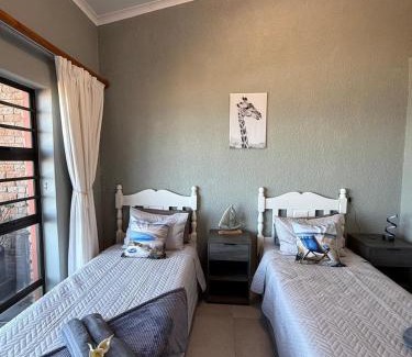 Dana Bay Cama Y Desayuno | Lilies & Leopards