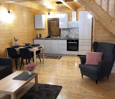 Płaska Casa | Liliowy Domek
