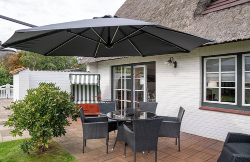 St. Peter-Ording Casa | Lille Dröm - Thatched roof house in a great location in the Ording district.