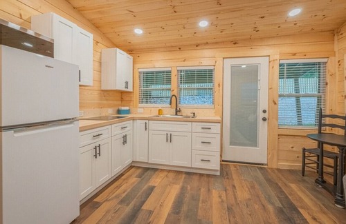 Gumlog Casa | "Lilliputian Hideaway: A Lakeside Dream"