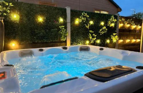York Casa | Lilly Cabin with Hot Tub