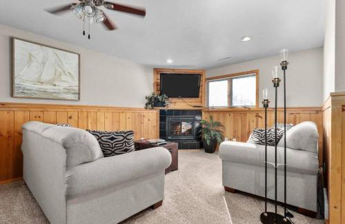 Black Wolf Casa | Lilly Lakeside- Large Tri Level home