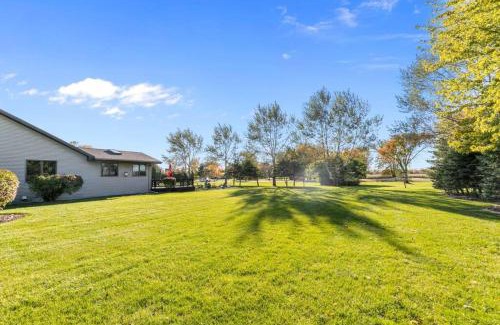 Black Wolf Casa | Lilly Lakeside- Large Tri Level home