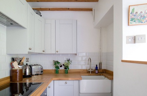 Great Tew Cabaña | Lily Cottage - sleeps 3 guests in 2 bedrooms