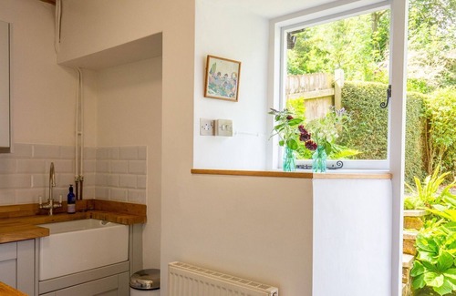 Great Tew Cabaña | Lily Cottage - sleeps 3 guests in 2 bedrooms