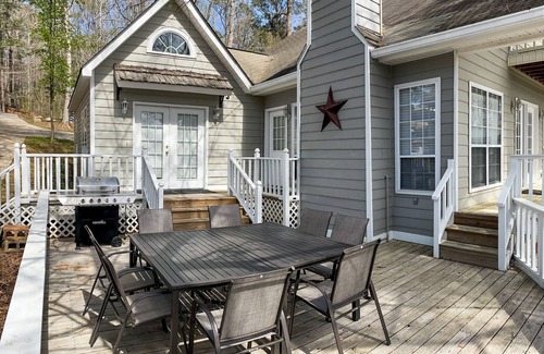 Milledgeville Casa | Lily & Oak Lakefront Retreat