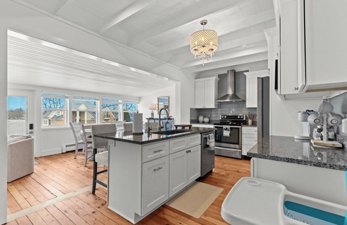 Lake Orion Casa | Lily of the Valley Cottage ~ Cozy Lake Orion Gem