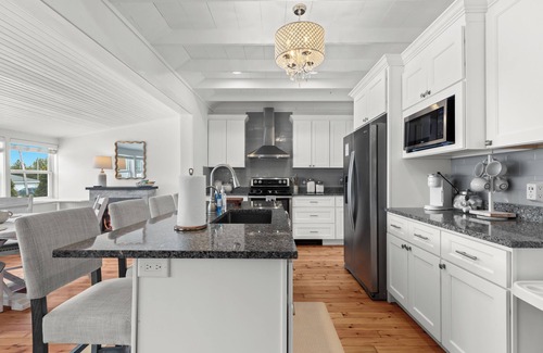 Lake Orion Casa | Lily of the Valley Cottage ~ Cozy Lake Orion Gem