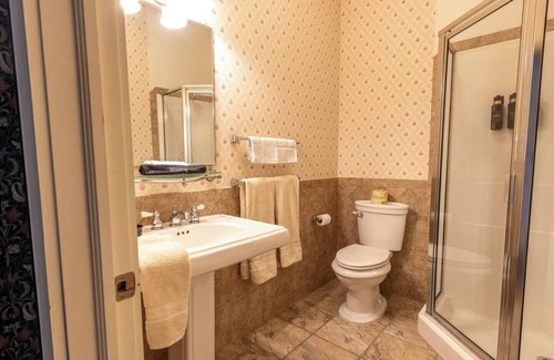 Geneseo Cama Y Desayuno | Lily of the Valley Room - Big Tree Inn