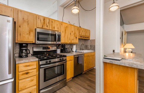 Truckee Casa | Lily Pad Modern w/Games, Smart TV's and HOA Amenities (Gym/HotTub/Sauna/Pool)