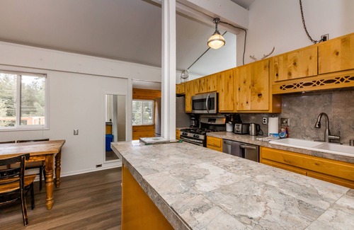 Truckee Casa | Lily Pad Modern w/Games, Smart TV's and HOA Amenities (Gym/HotTub/Sauna/Pool)