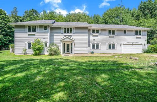 South Haven Casa | Lily Pond Haven - Private Hot tub - Large recently remodeled home!