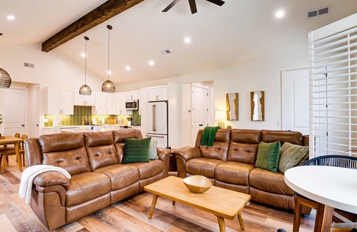 Gold Beach Casa | Lily Pond House. Stylish Coastal Home, 5 min. Walk to Beach, SPA