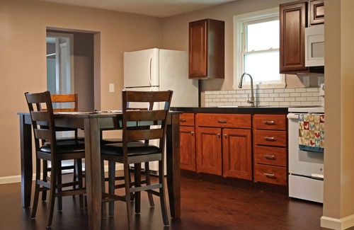 North Central Omaha Cabaña | Lily's Cozy Cottage, un rincón tranquilo para relajarse y 20 minutos para todo.