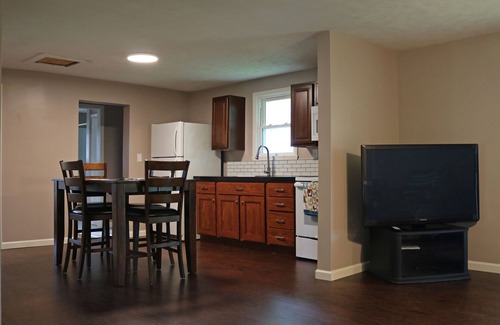 North Central Omaha Cabaña | Lily's Cozy Cottage, un rincón tranquilo para relajarse y 20 minutos para todo.