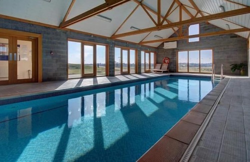 Blythburgh Cabaña | LIME TREE COTTAGE, pet friendly, with pool in Southwold