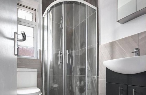 St. Dunstan's Casa | Limehouse: 4 Bedroom 3 Bathroom Townhouse with Private Garden