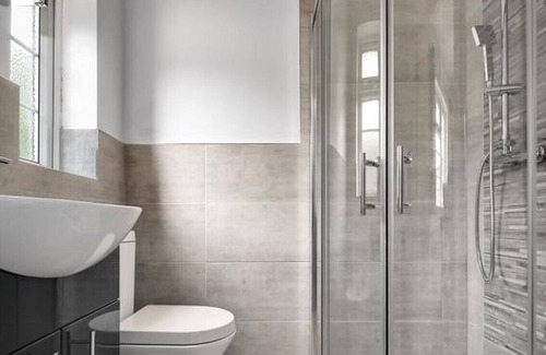 St. Dunstan's Casa | Limehouse: 4 Bedroom 3 Bathroom Townhouse with Private Garden