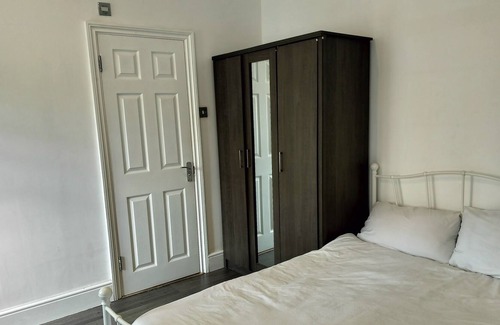 St. Dunstan's Casa | Limehouse: 4 Bedroom 3 Bathroom Townhouse with Private Garden