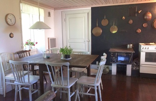 Burgsvik Casa | LIMESTONE COTTAGE CLOSE TO OCEAN & BISTRO