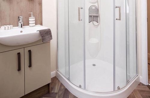 Dunbar Cabina | Limetree Lodge 2 at Thurston Manor Leisure Park