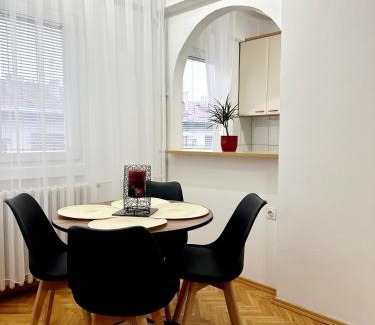 Centar Apartamento | Lina's Apartment -Modern & Cozy Central Skopje