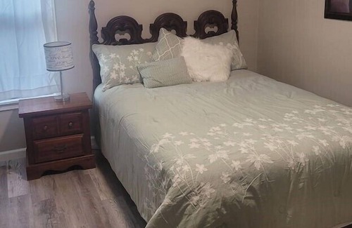 Two Rivers Apartamento | Lincoln Apartment near the Lake - Lower - Walk to the Beach and Downtown!