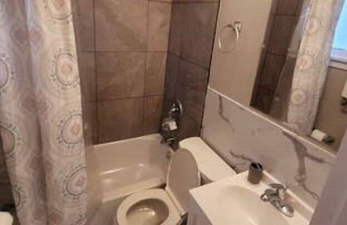 Two Rivers Apartamento | Lincoln Apartment near the Lake - Lower - Walk to the Beach and Downtown!