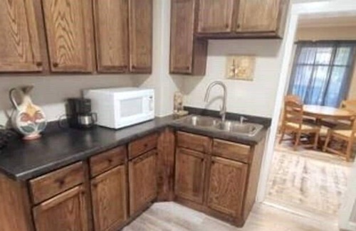 Two Rivers Apartamento | Lincoln Apartment near the Lake - Lower - Walk to the Beach and Downtown!