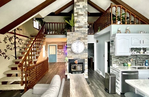 Smyrna Casa | Lincoln Lake Paradise with Tiki Bar & Hot Tub