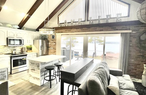 Smyrna Casa | Lincoln Lake Paradise with Tiki Bar & Hot Tub