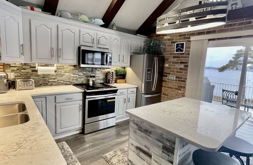 Smyrna Casa | Lincoln Lake Paradise with Tiki Bar & Hot Tub