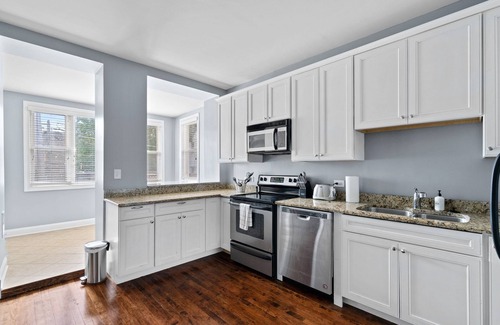 Sheffield and DePaul Condominio | Lincoln Park/depaul 8 Bed 1 Parking Spot Sleeps 18 by AllSet Turnover