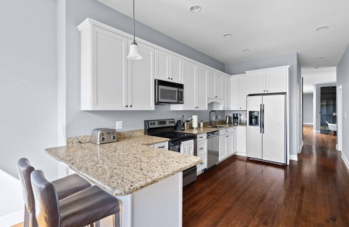 Sheffield and DePaul Condominio | Lincoln Park/depaul 8 Bed 1 Parking Spot Sleeps 18 by AllSet Turnover