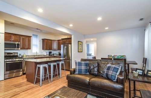 Wrightwood Neighbors Hotel | Lincoln Park Living - Suite 2!