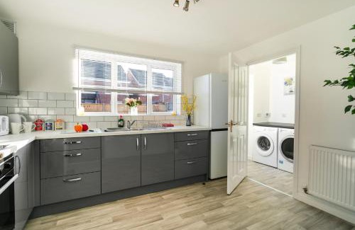 Lincoln Casa | Lincoln Spacious Accommodation Sleeps 6 Free Wi-Fi TV Free Parking Long Term Stay