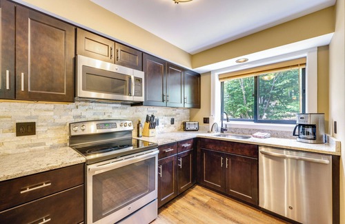 Lincoln Casa | Lincoln Townhome w/ Community Pool & Club Access!