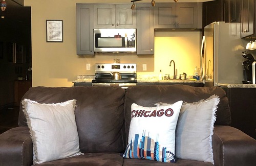 Lincoln Apartamento | Lincoln’s Loft - Hawthorne Suite Downtown Lincoln, IL